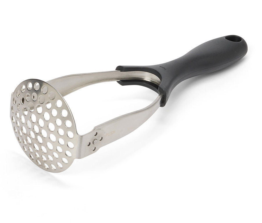 Rozsdamentes acél krumplinyomó fekete fogantyúval, fehér háttérrel.