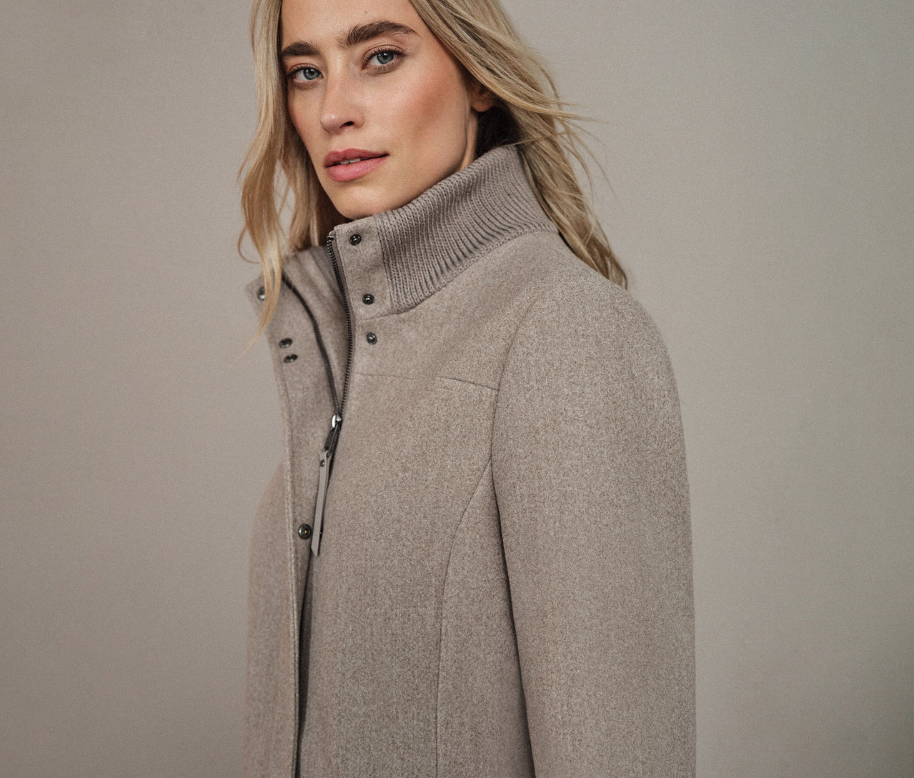 Nő visel Street One rövid kabátot.