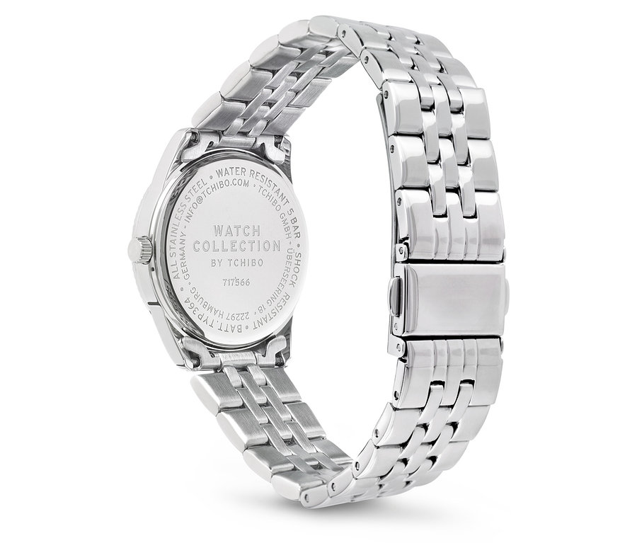 Egy ezüst színű, fém szíjjal rendelkező óra részlete.