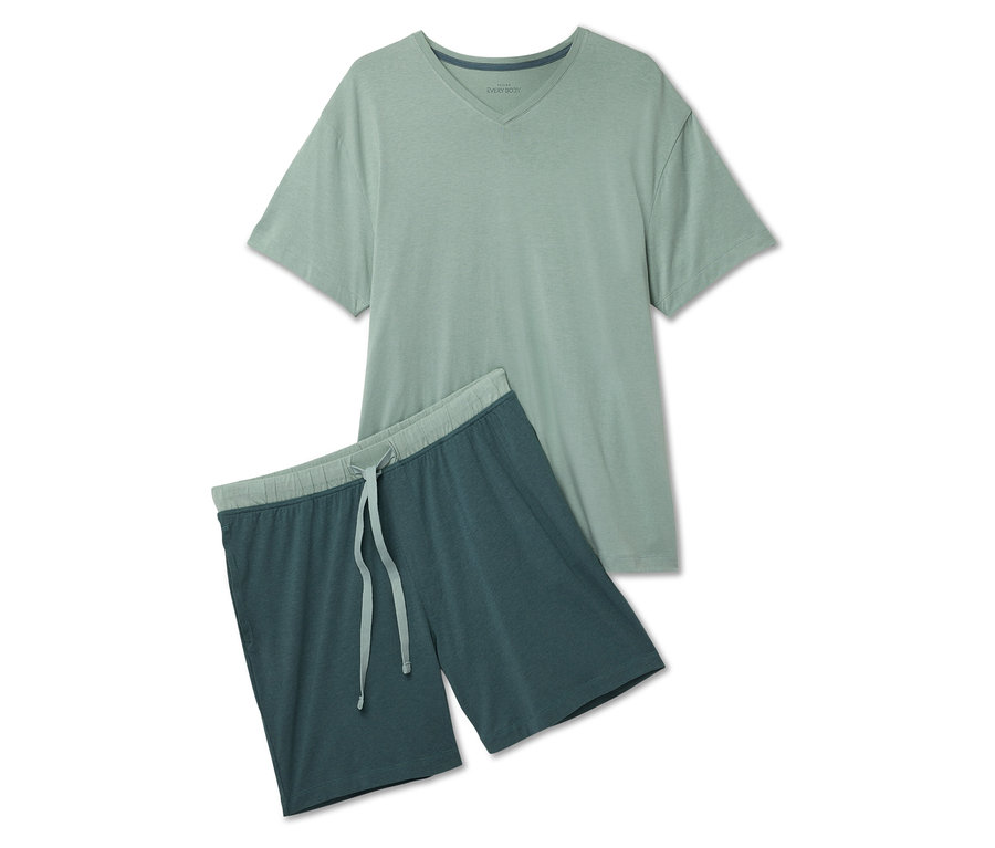 Világoszöld póló és sötétkék rövidnadrág húzózsinórral fehér háttéren.