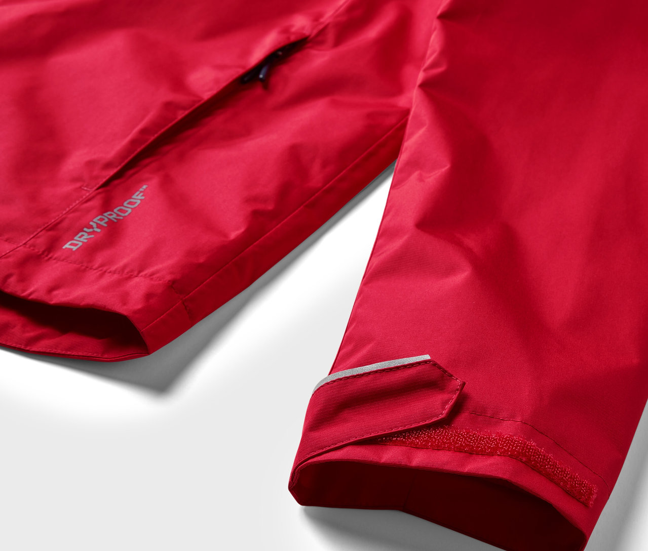Egy piros esőkabát részlete.
