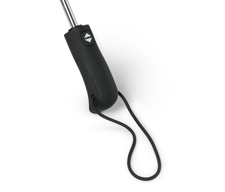 Egy automata esernyő részlete fekete fogantyúval és csuklópánttal.