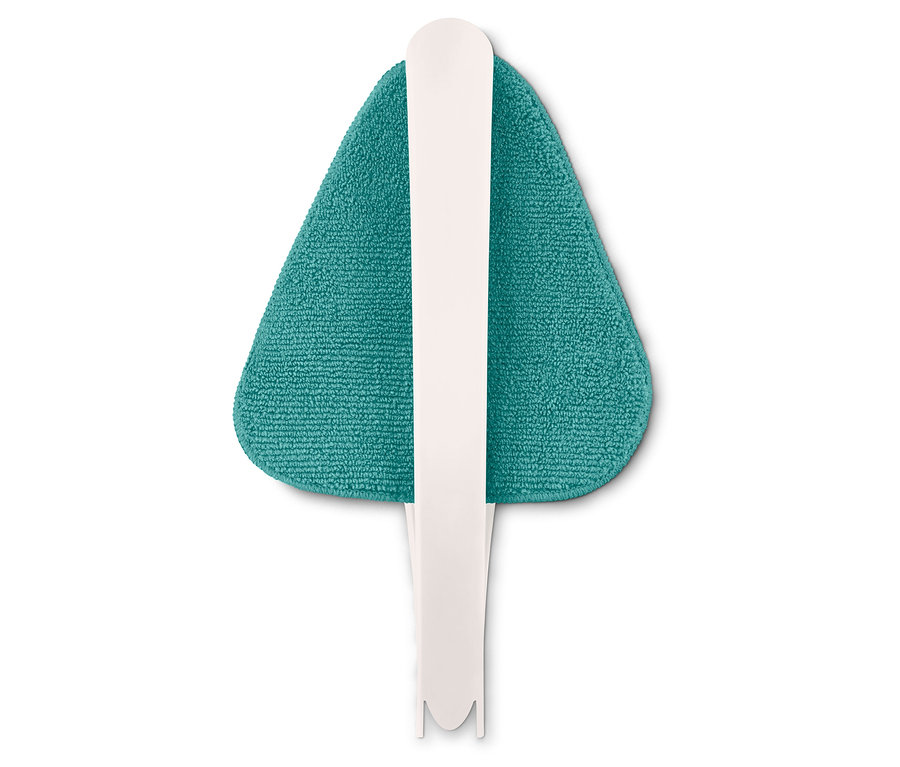 Egy zöld háromszög alakú felmosó nagyított képe fehér nyéllel, fehér háttér előtt.