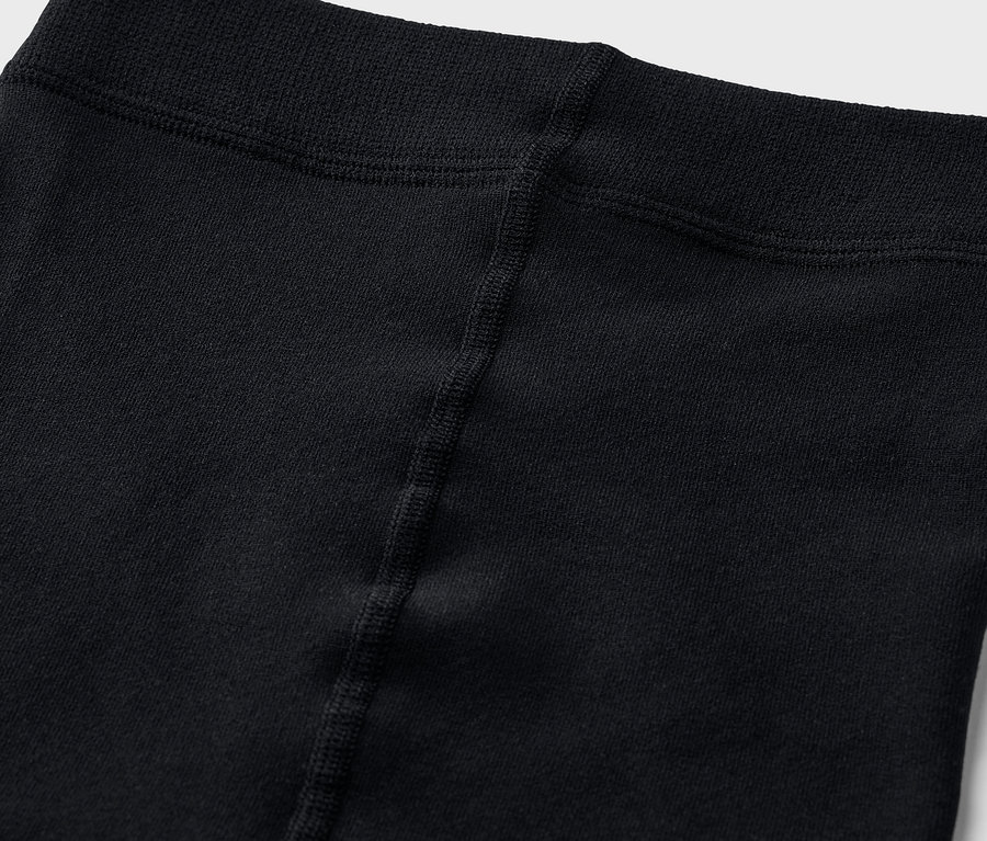 Egy fekete leggings derékrészének közeli felvétele.