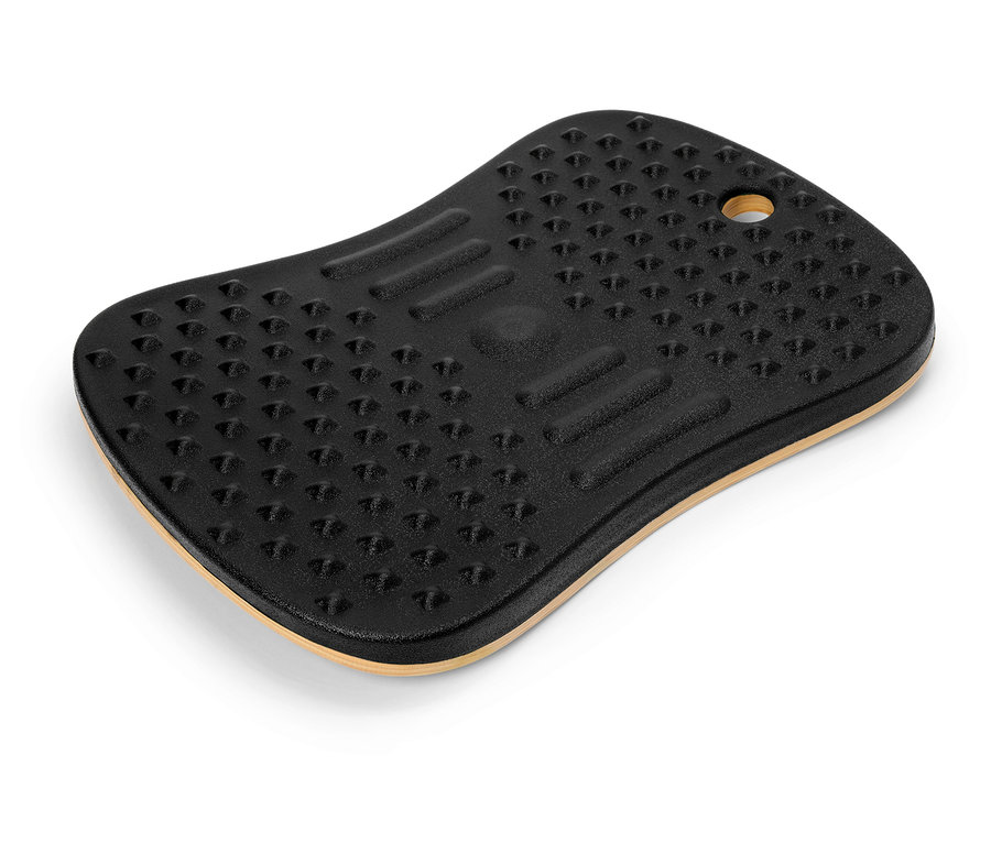 Egy fekete, bütykös felületű egyensúlyozó deszka fekszik egy fehér háttéren.