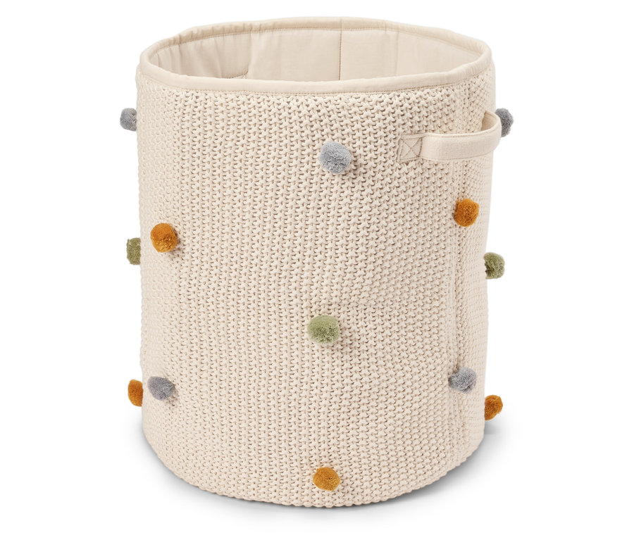 Bézs színű, kerek kötött kosár színes pomponokkal és két fogantyúval.