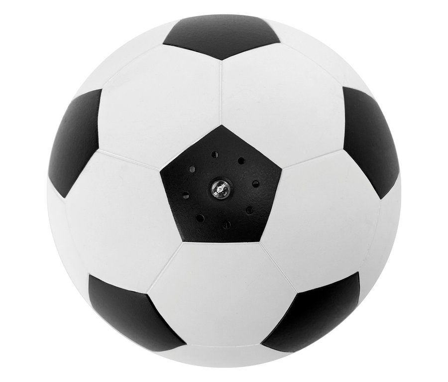 Egy fekete ötszögekkel és fehér hatszögekkel díszített futballlabda közeli képe.