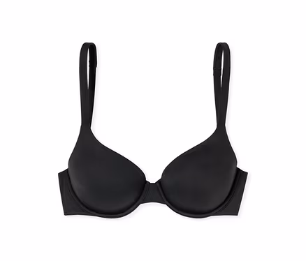 Sima fekete push-up melltartó állítható vállpántokkal, fehér háttér előtt.