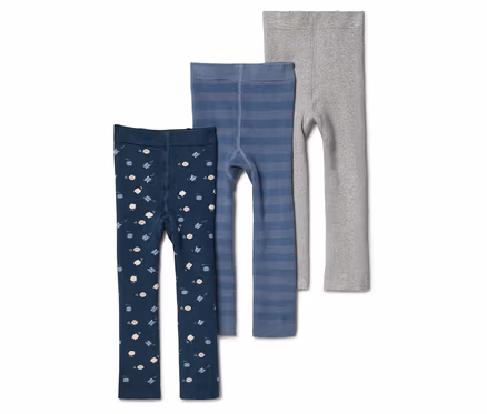 Három gyerek leggings fekszik egymás mellett: egy sötétkék apró mintákkal, egy csíkos kék és egy világosszürke.
