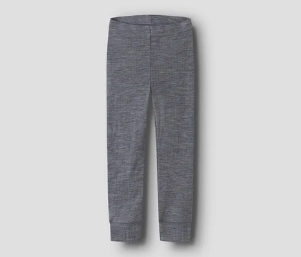 Szürke bordázott leggings rugalmas derékkal és mandzsettás bokával.