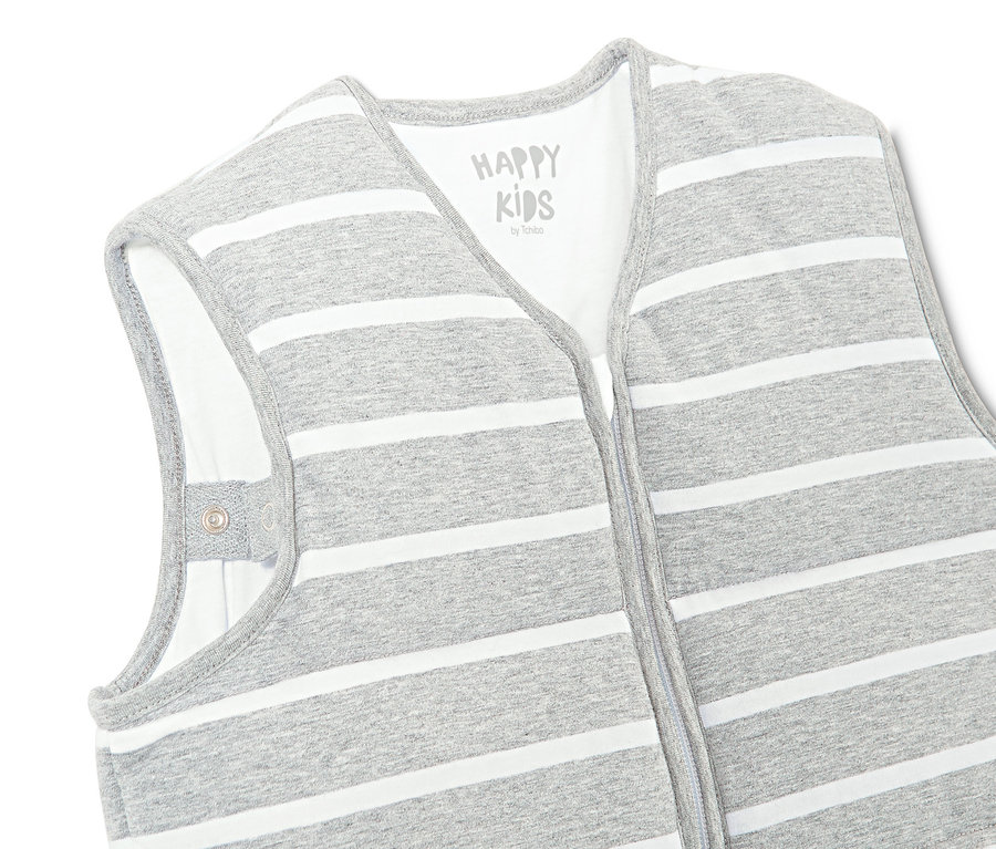 Egy szürke, csíkos gyerek hálózsák részlete.