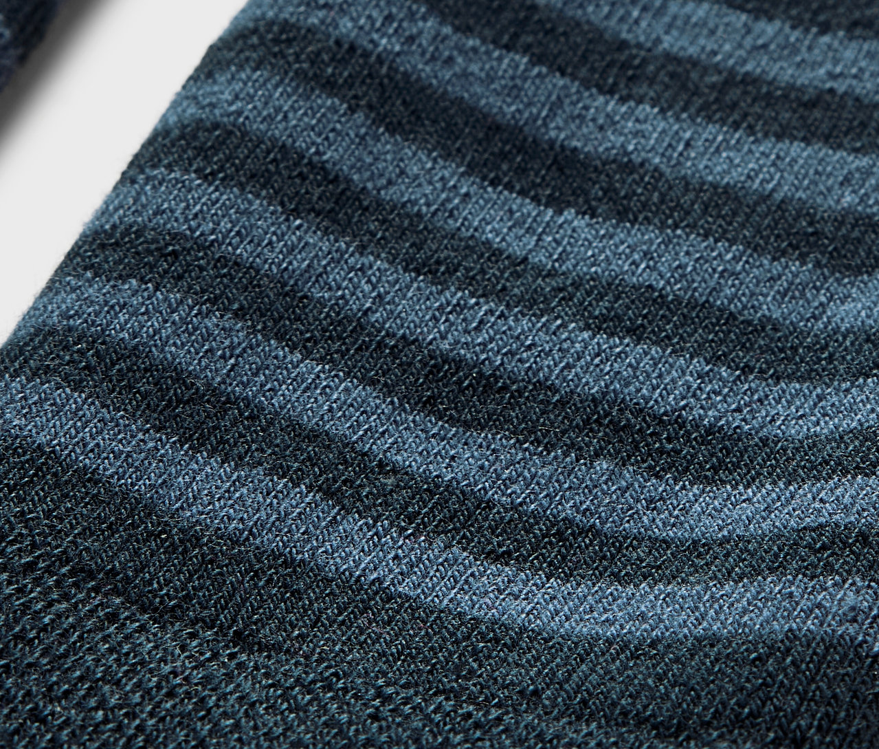 Részlet egy csíkos gyerek termoleggingsből, 2 db-os szettből.