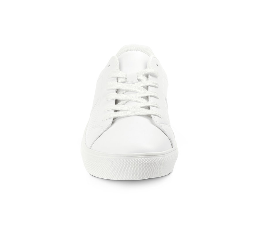 Egy fehér sneaker cipő részlete.