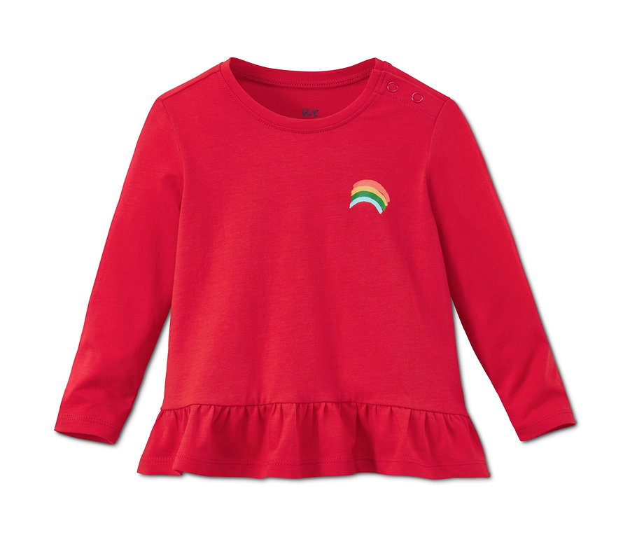 Egy piros, hosszú ujjú biopamut póló szivárvány mintával.