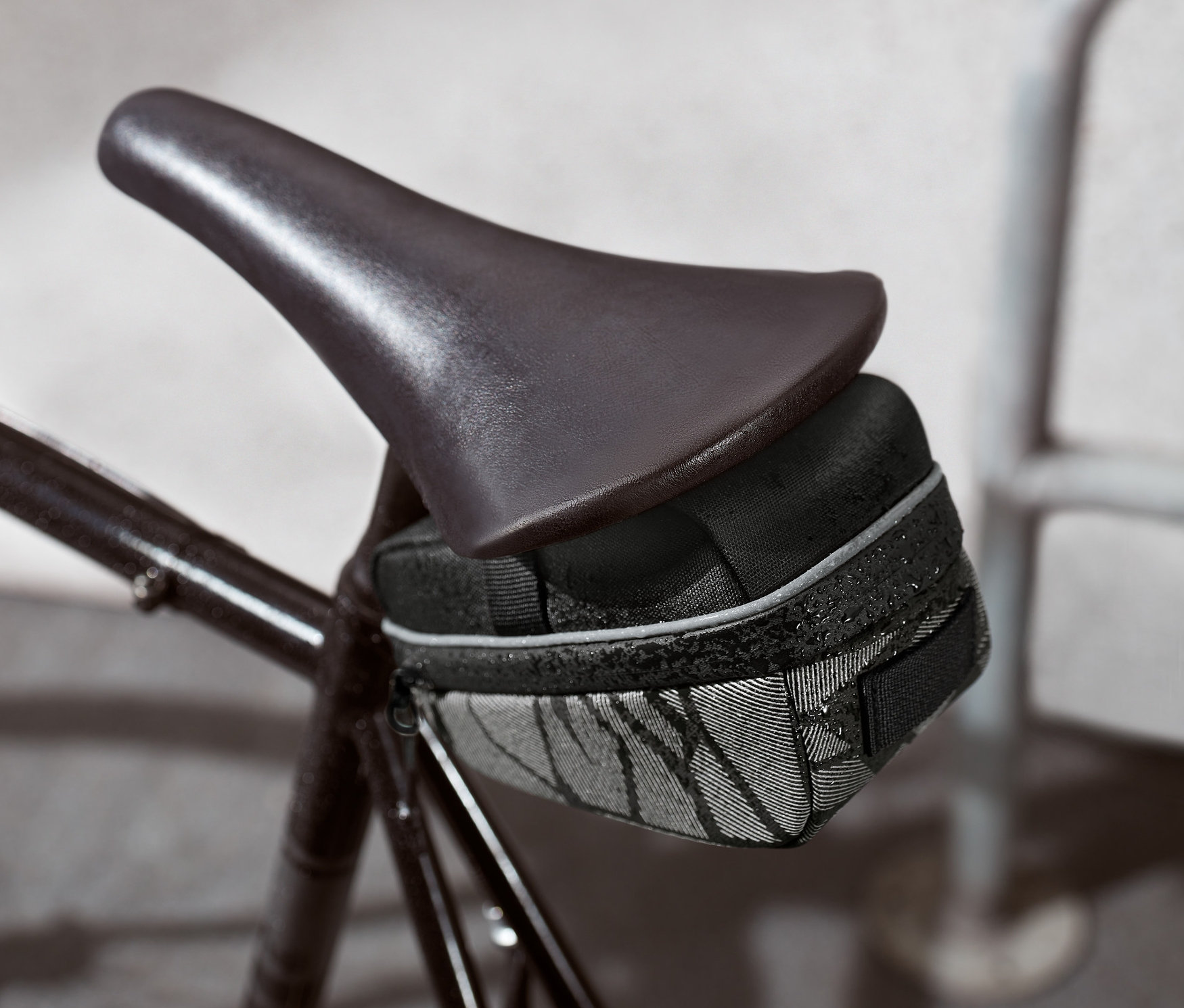 Fekete kerékpáros nyeregtáska a kerékpáron.