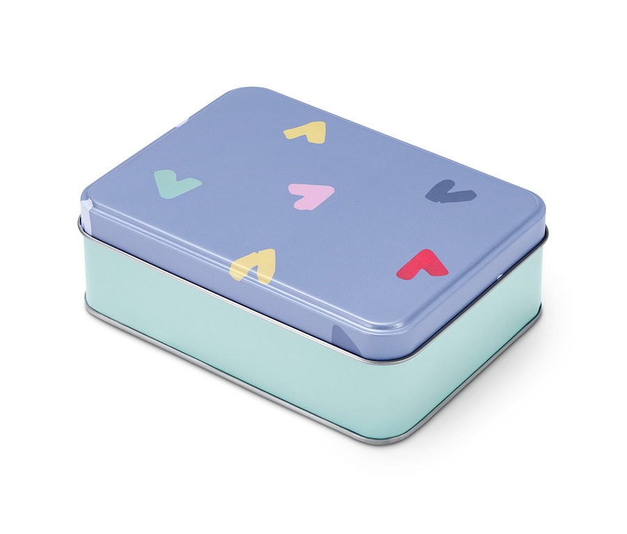 Varrókészlet fém dobozban, színes szívekkel a fedelén.