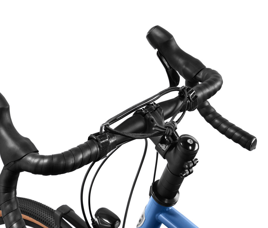 Kék kerékpár fekete kormánnyal és kerékpáros csomagrögzítő pánt kormányra részletfotója.