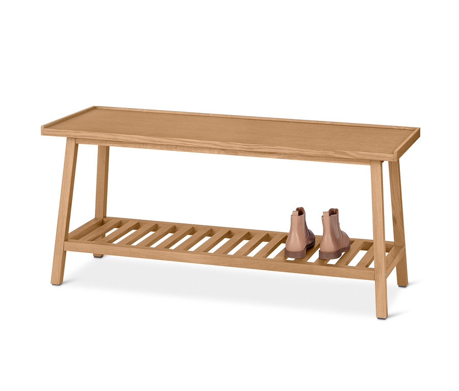 Egy ülőpad cipőtartóval és cipőkkel.