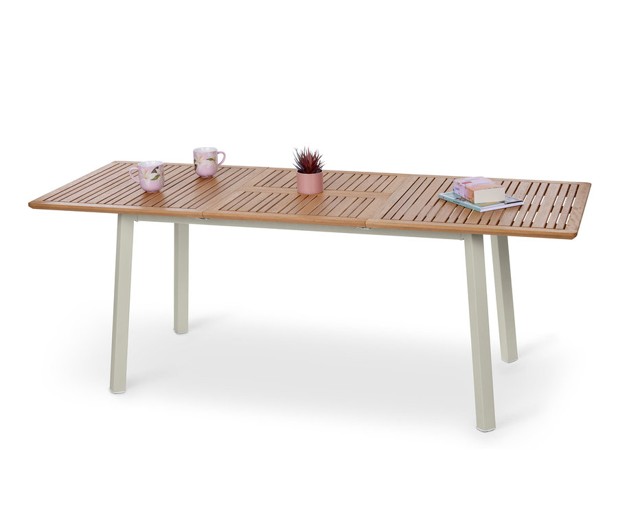 „Liska” kihúzható kerti asztal két bögrével, egy kis cserepes növénnyel és könyvekkel.