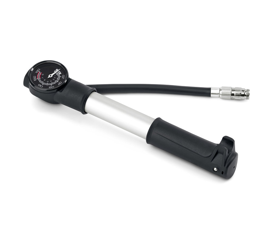 Fekete-ezüst kétutas minipumpa fehér háttérrel.