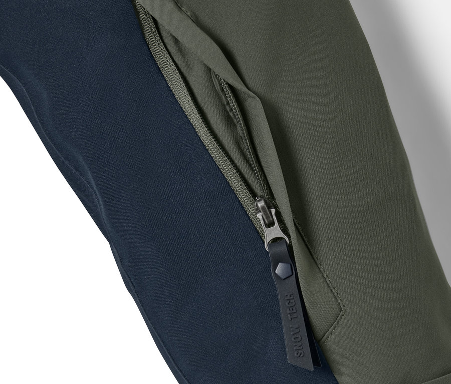 Egy khaki síkabát részlete cipzáras zsebbel.