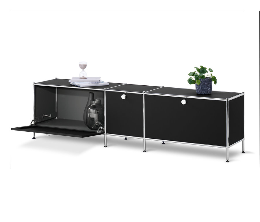 Fekete »CN3« alacsony komód, 3 ajtóval, melyből az egyik nyitva.