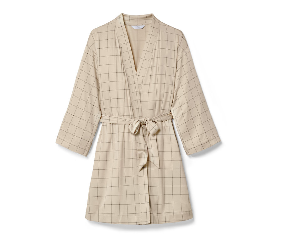 Bézs, kockás mintázatú köntös övvel.