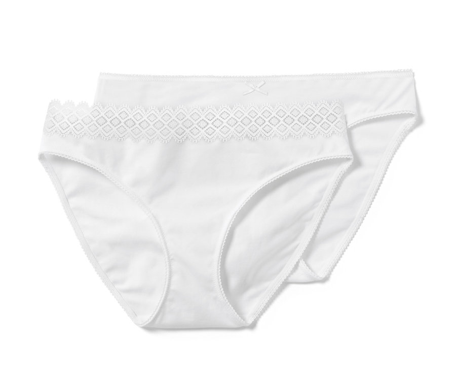 Két fehér női alsó.