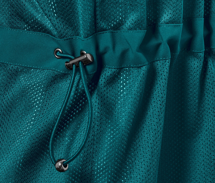 Egy olajkék, 3 az 1-ben funkcionális kabát részlete, mellényes és húzózsinóros.