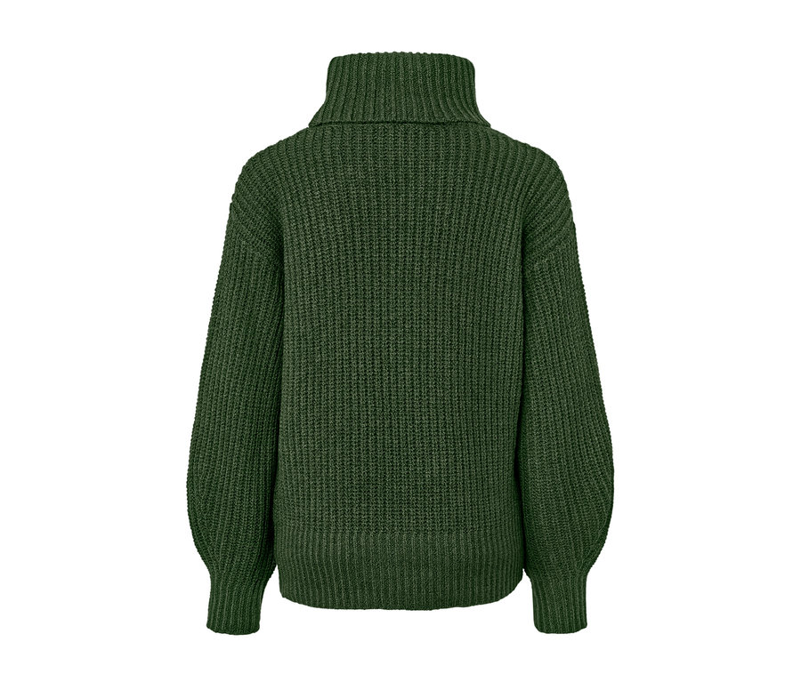 Egy sötétzöld, gyapjú anyagú, garbónyakú női pulóver hátulnézeti részletfotója.