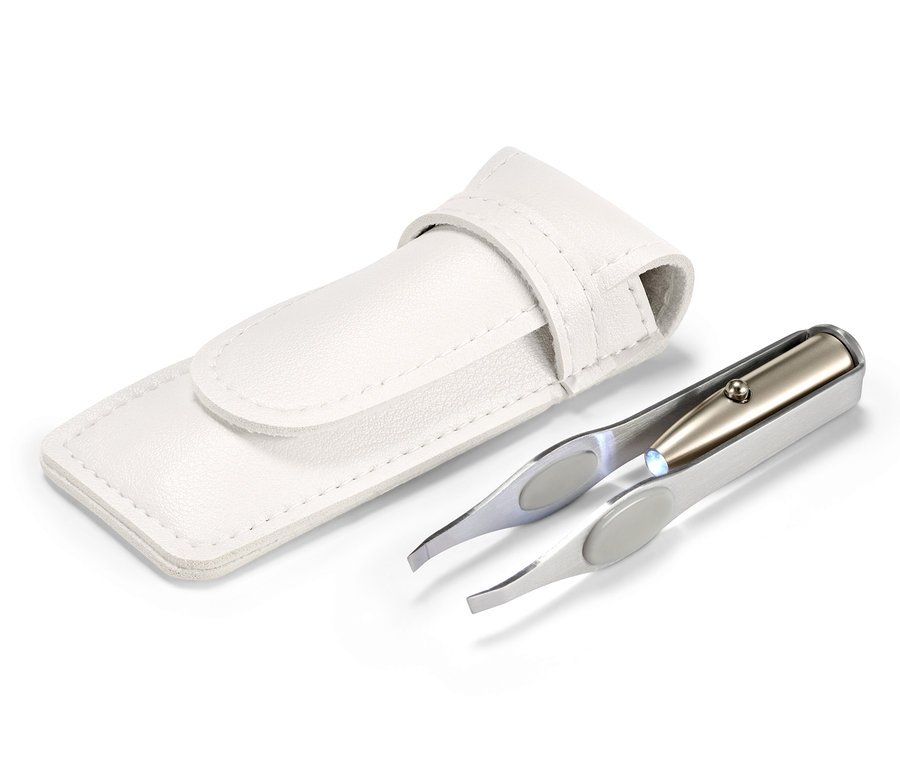 LED-es szemöldökcsipesz egy fehér tok mellett.