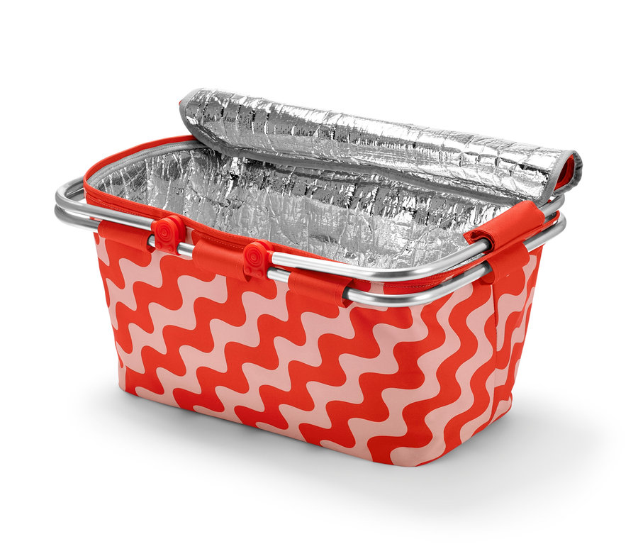 Nyitott, hullámos, piros-fehér mintás hűtőkosár.