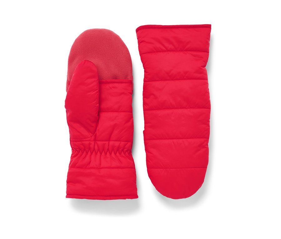 Két piros, steppelt, lehajtható egyujjas kesztyű fekszik egymás mellett.
