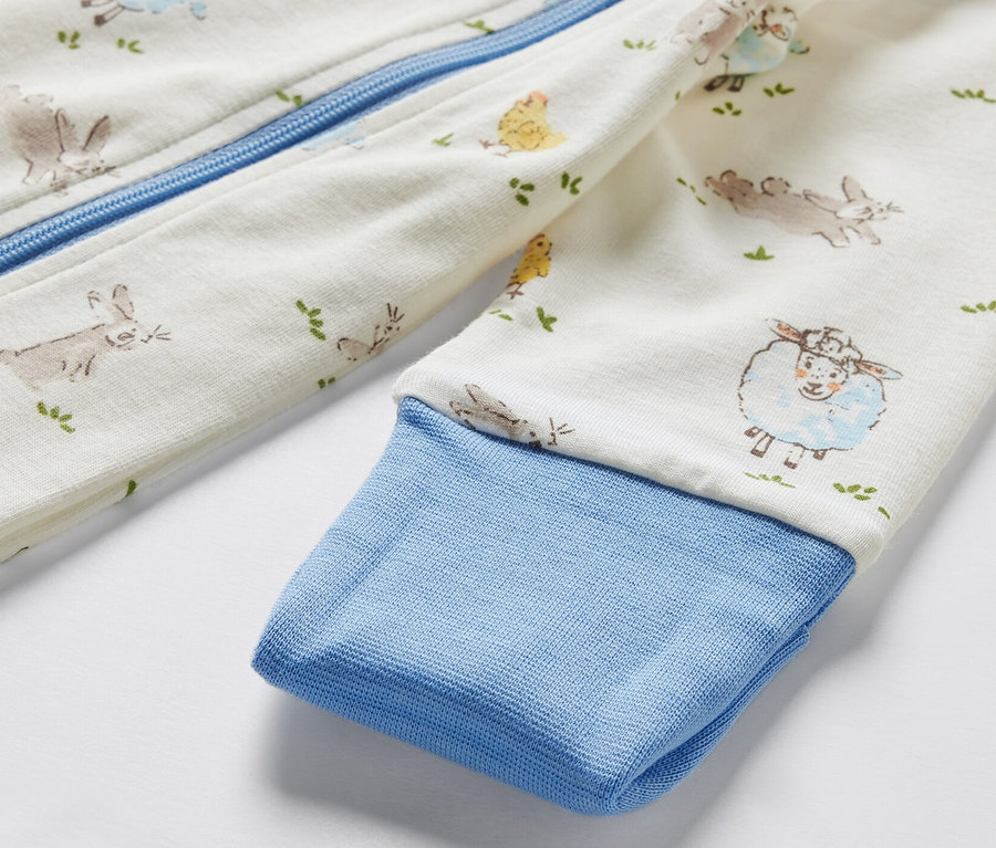 Egy állatmintás baba pizsama részlete.