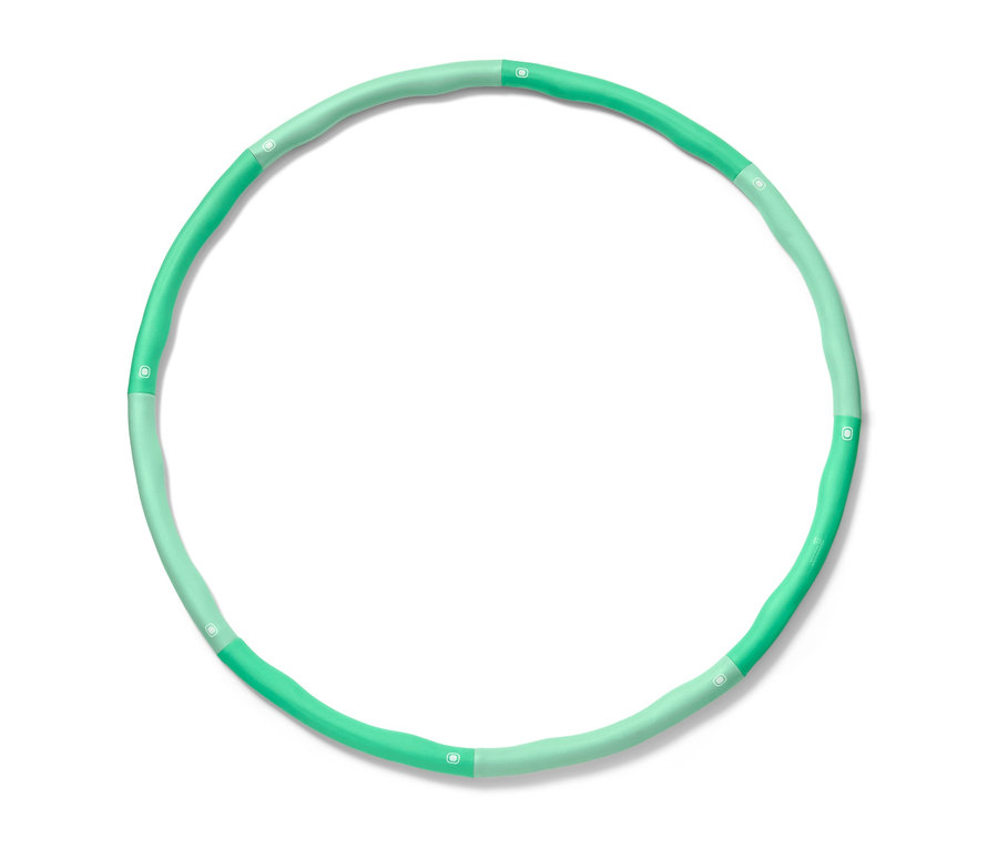 Egy zöld fitnesz hulahoppkarika fekszik egy fehér háttéren.