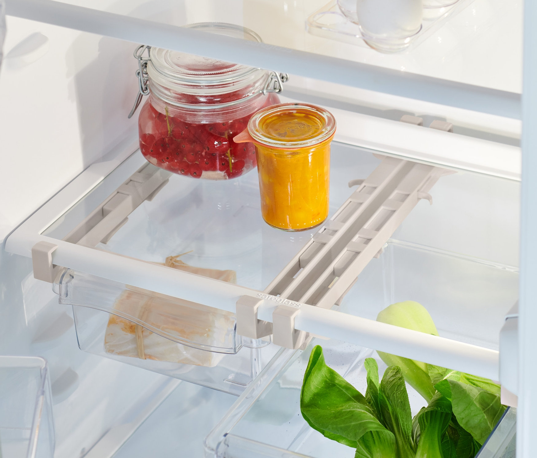 Belső nézet egy hűtőszekrénybe, élelmiszerekkel és 2 kihúzható fiókkal.