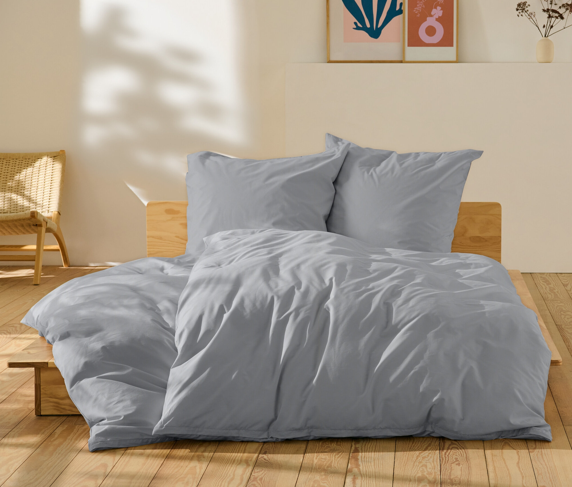 Szürke perkál ágynemű normál és extra méretben egy ágyon.