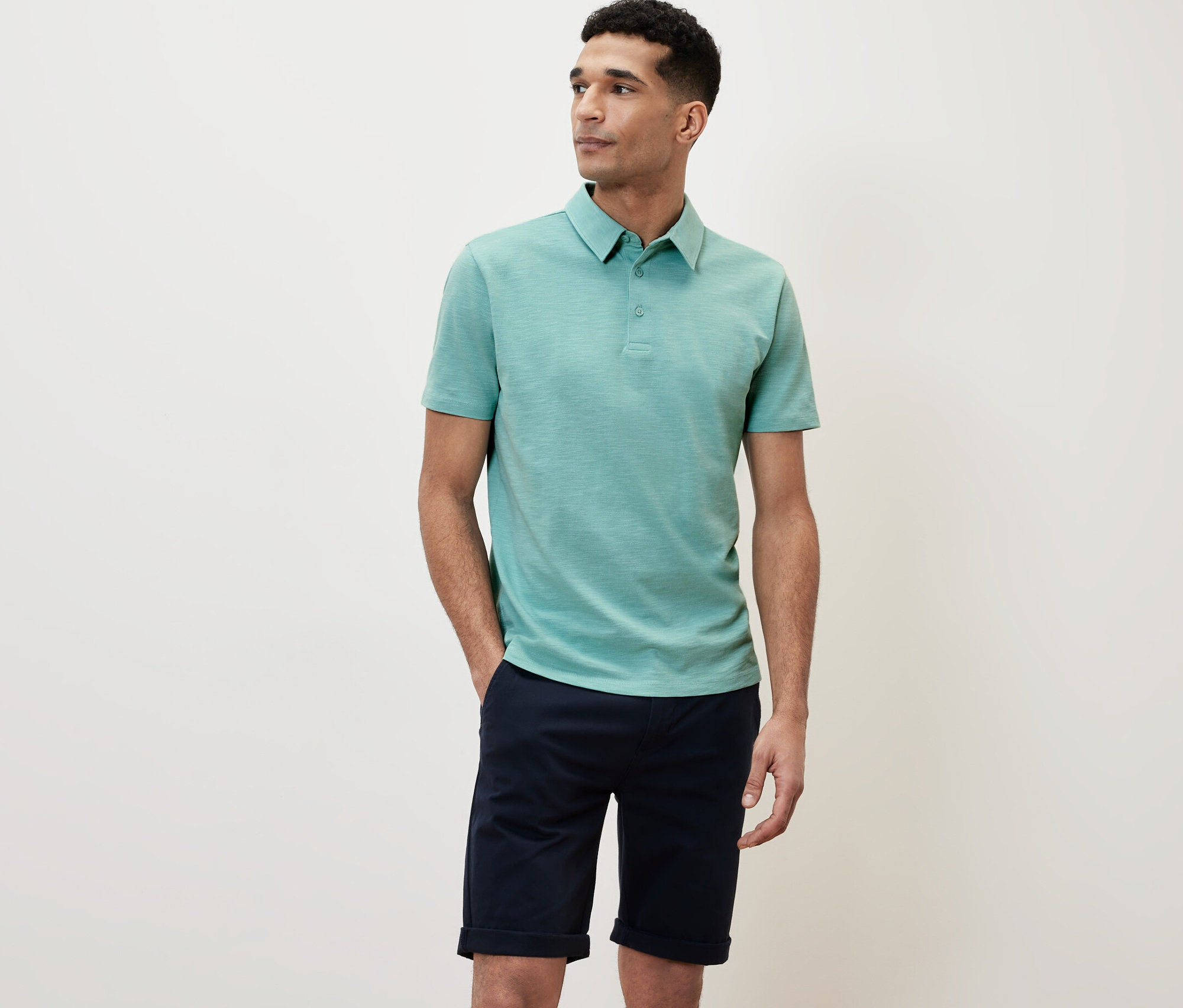 Férfi zöld pólóingben.