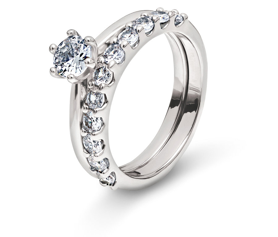 Két ezüst gyűrű átlátszó kövekkel fehér háttéren.