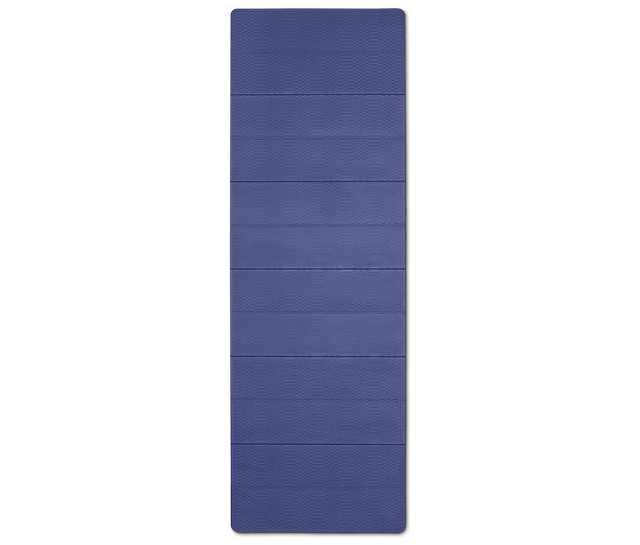 Egy kék jógaszőnyeg vízszintes vonalakkal egy fehér háttéren.