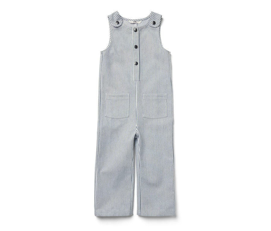 Egy szövet kantáros nadrág gyerekeknek, kék csíkokkal fehér alapon.