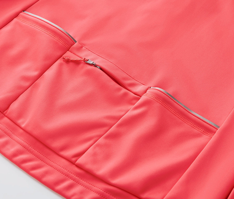 Közelkép egy funkcionális kerékpáros felső hátsó zsebeiről.