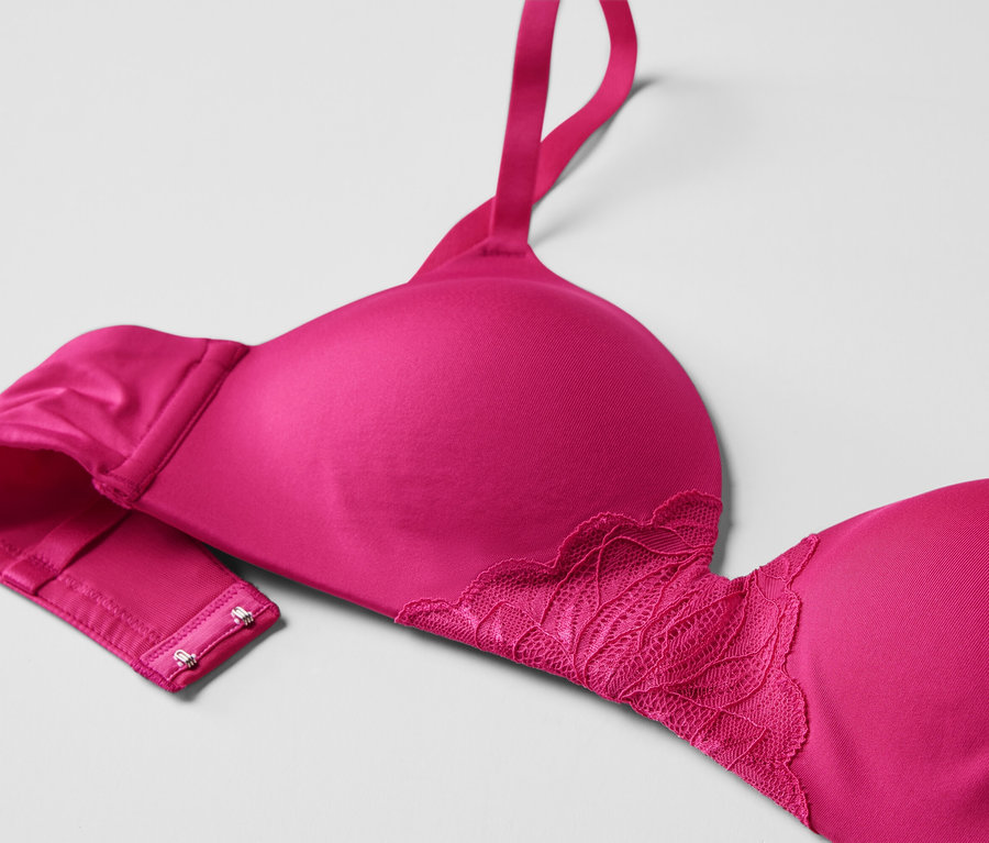 Egy fukszia színű, puha kosaras melltartó részlete világos háttéren.