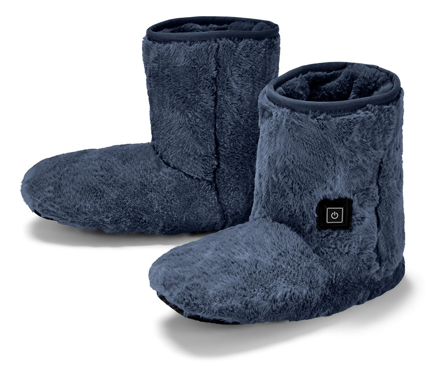 Két kék, bolyhos papucs csizma áll egy fehér háttéren.