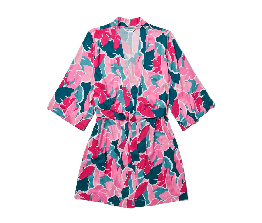 Rózsaszín-zöld virágmintás köntös.
