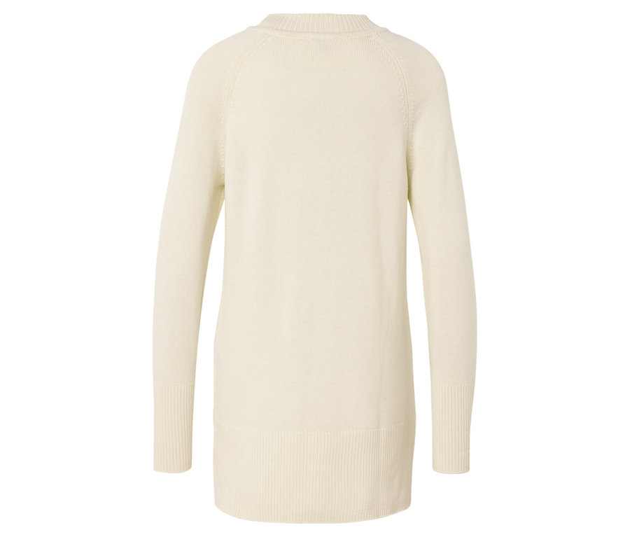 Hátulnézet egy hosszú, krémszínű kötött pulóverről.