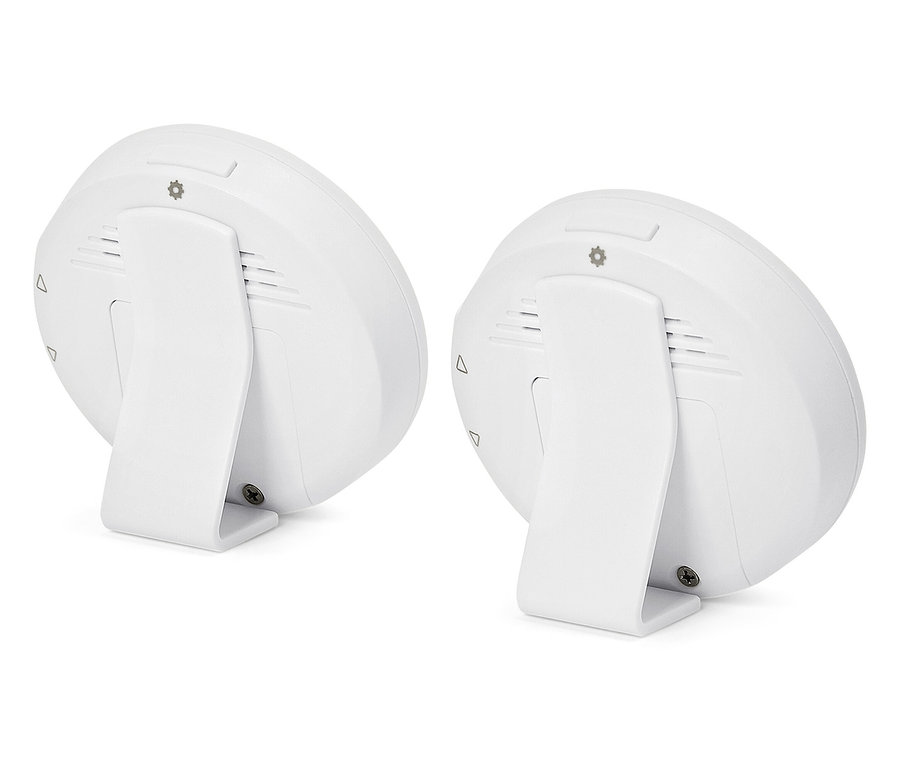 Két fehér füstérzékelő áll egymás mellett.