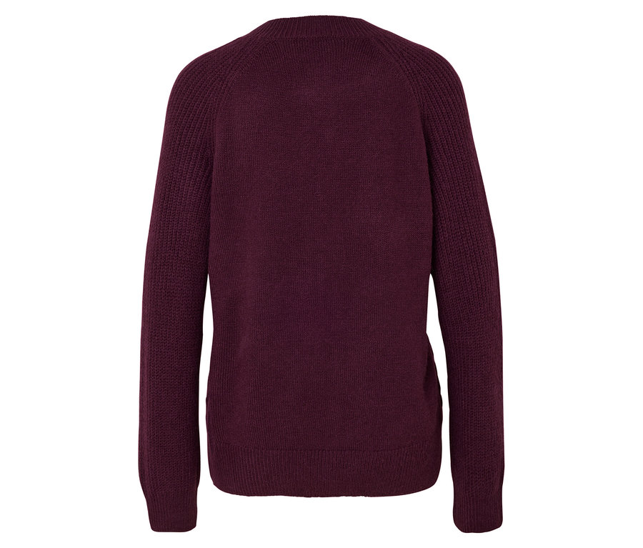 Hátulnézet egy bordó, hosszú ujjú, kerek nyakú pulóverről.