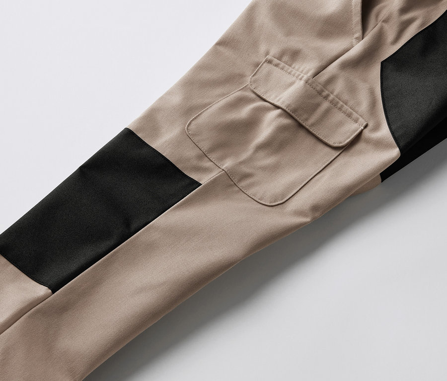 A barna kisgyerek kültéri nadrág részlete