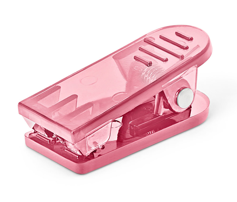 Egyetlen rózsaszín szövetcsipesz közeli képe.